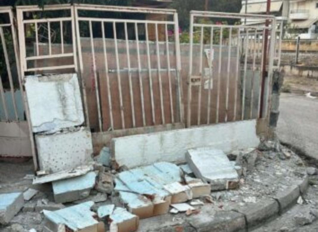 Φορτηγό χτύπησε αυτοκίνητο και γκρέμισε είσοδο αυλής σπιτιού