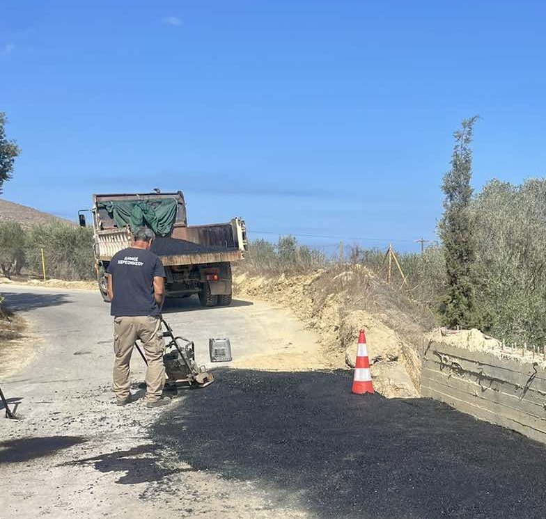 Δ. Χερσονήσου: Αποκαθίστανται οι ζημιές που προκάλεσαν στους δρόμους οι θεομηνίες του 2022