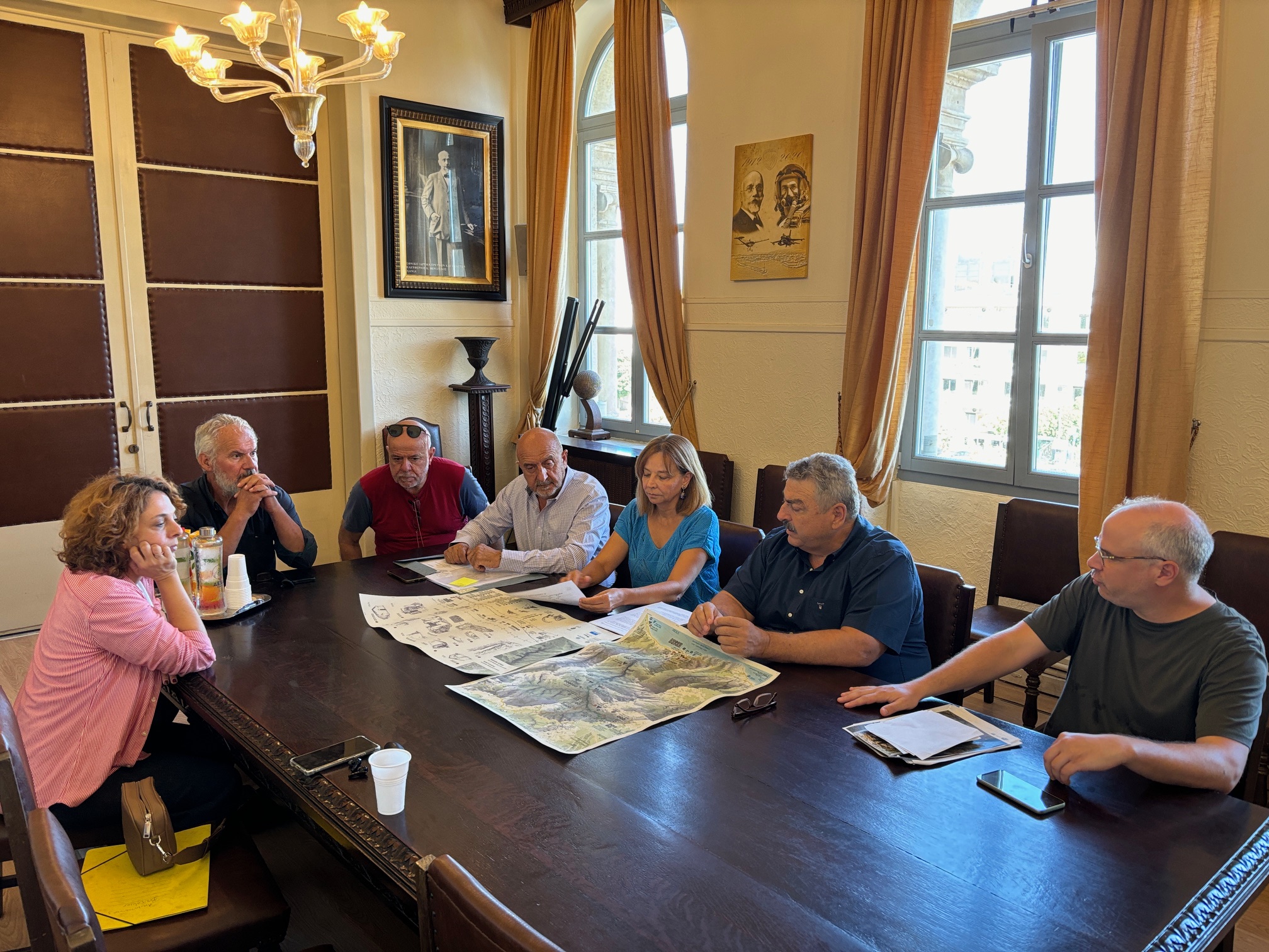 Oι μελέτες για τα ώριμα έργα στον Δήμο Σφακίων στο επίκεντρο σύσκεψης στην Αντιπεριφέρεια Χανίων