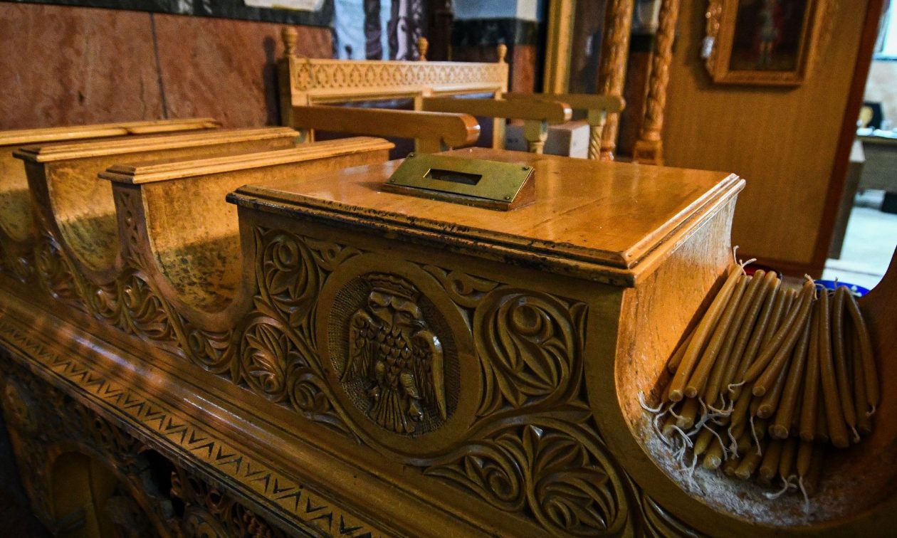 Απίστευτο βίντεο: Η συγκλονιστική στιγμή που κλέβουν παγκάρι σε εκκλησία