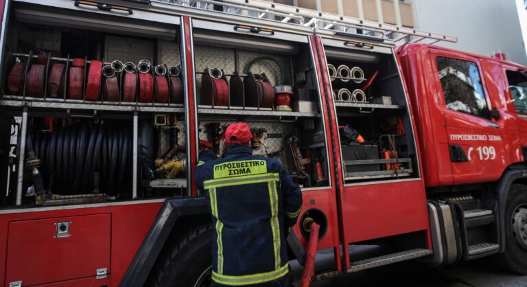 Ζευγάρι ηλικιωμένων απεγκλωβίστηκαν από φλεγόμενη μεζονέτα