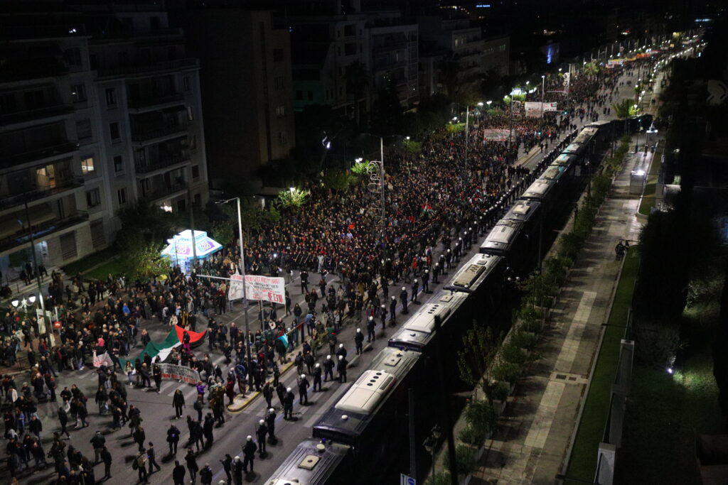 Πολυτεχνείο: Έφθασε στην αμερικανική πρεσβεία η πορεία – Πάνω από 110 οι προσαγωγές