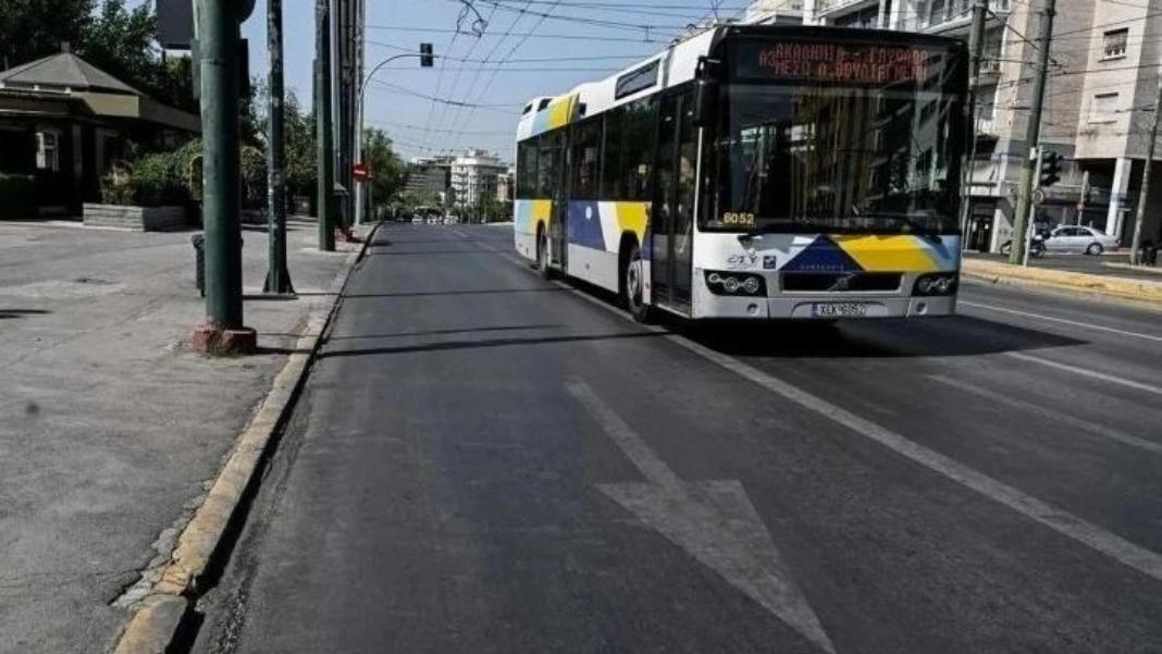 Λεωφορείο συγκρούστηκε με ΙΧ - Έπεσε σε σταθμευμένα αυτοκίνητα