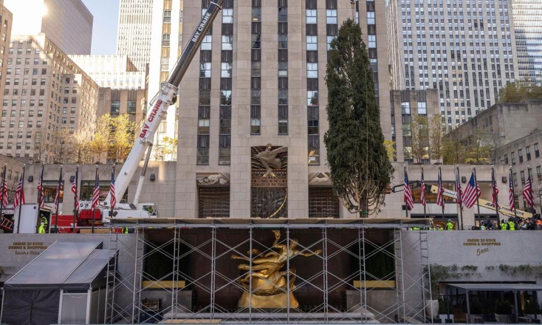 Νέα Υόρκη: Έφτασε στο Rockefeller Center το εμβληματικό χριστουγεννιάτικο δέντρο