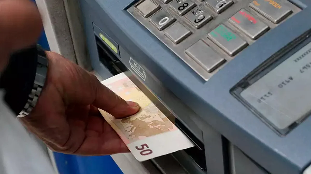 39χρονος απείλησε με όπλο άνδρα σε ATM