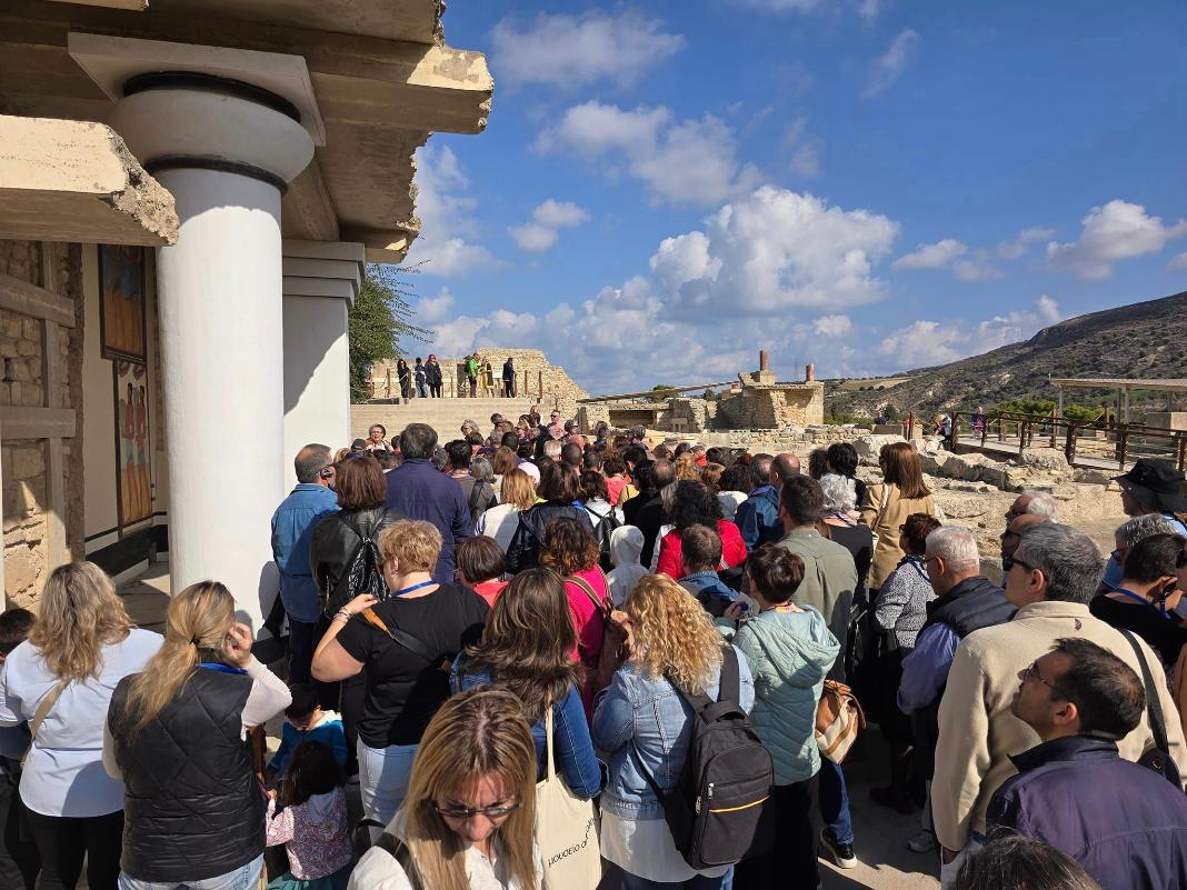 Ενθουσίασε το πολυάριθμο κοινό η «Χαρτοδιαδρομή» στην Κνωσό