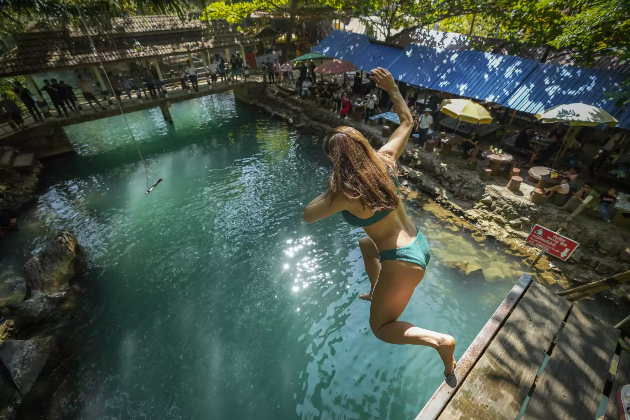 Η ιστορία της Vang Vieng, της διαβόητης πόλης του Λάος που έγινε τάφος για έξι τουρίστες