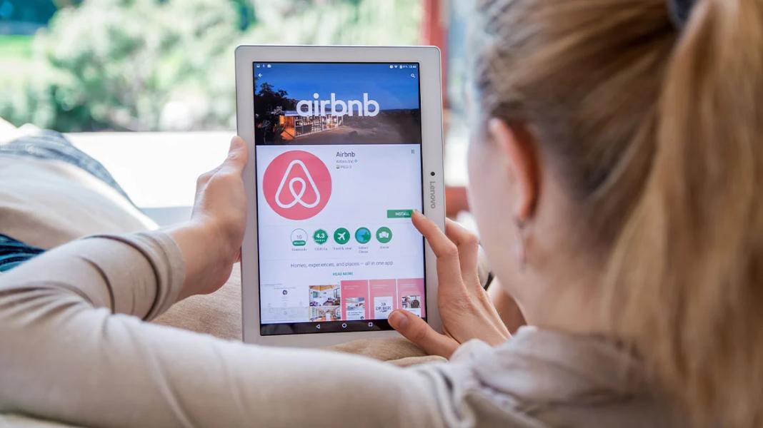 Airbnb: To προφίλ των Ελλήνων «οικοδεσποτών» – Το 71% νοικιάζει μόνο έναν χώρο, το 59% βελτιώνει το σπίτι του