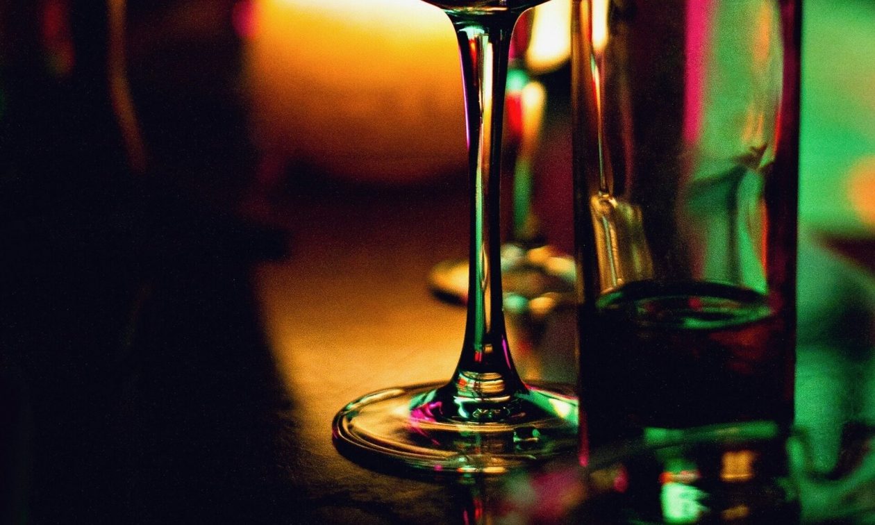 Ποινικές ευθύνες και στους γονείς: Έρχονται φυλακίσεις και βαριά πρόστιμα για το αλκοόλ σε ανηλίκους