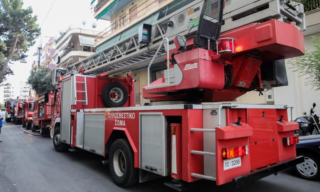 Ηλικιωμένη ανασύρθηκε νεκρή μετά από φωτιά σε κτίριο
