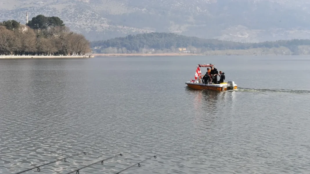 Εντοπίστηκαν όλμοι του Β’ Παγκοσμίου Πολέμου και γερμανικά κράνη στον πυθμένα της Παμβώτιδας