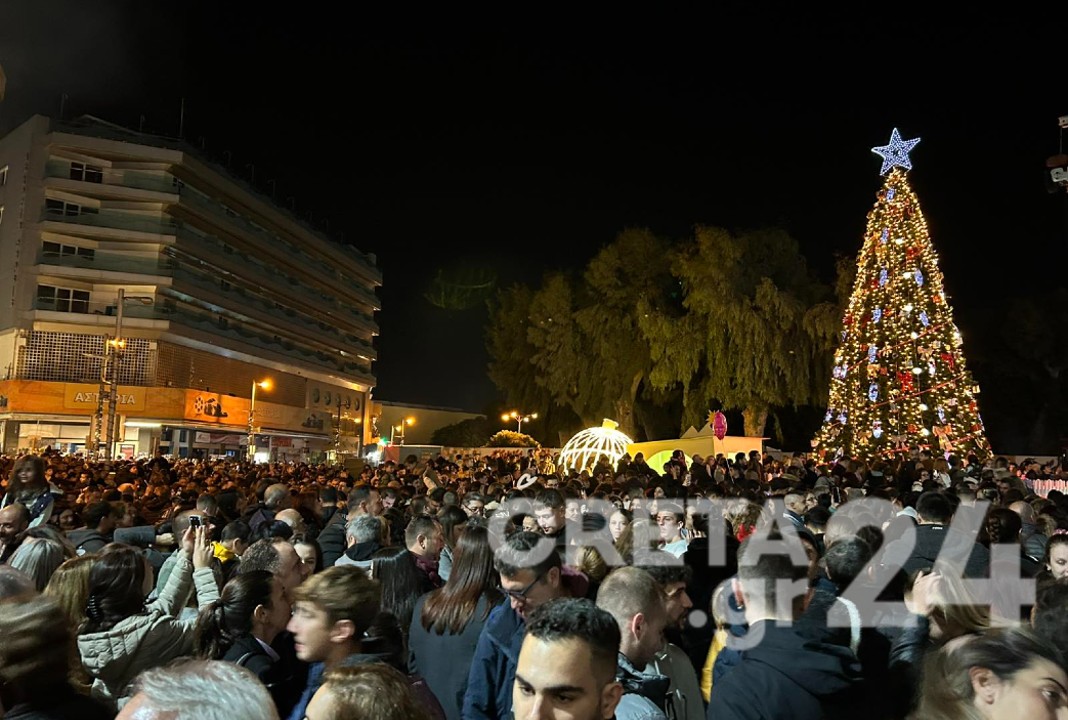 «Φόρεσε» τα γιορτινά του το Ηράκλειο – Φωταγωγήθηκε το χριστουγεννιάτικο δέντρο