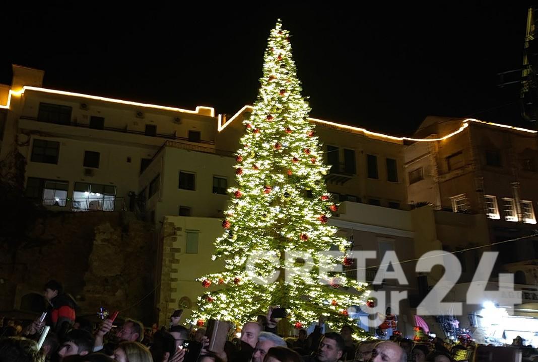 Φωταγωγήθηκε το Χριστουγεννιάτικο δέντρο στο ενετικό λιμάνι των Χανίων