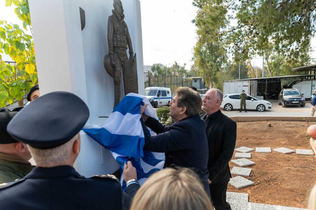 Αποκαλύφθηκε το μνημείο για τον Γιώργο Λυγγερίδη στην έδρα των ΜΑΤ – Παρών ο Μιχάλης Χρυσοχοΐδης