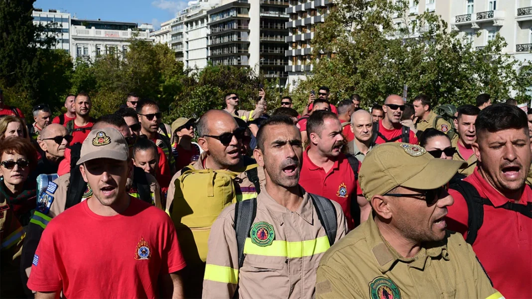 Συγκέντρωση εποχικών πυροσβεστών στη Βουλή (εικόνες και βίντεο)