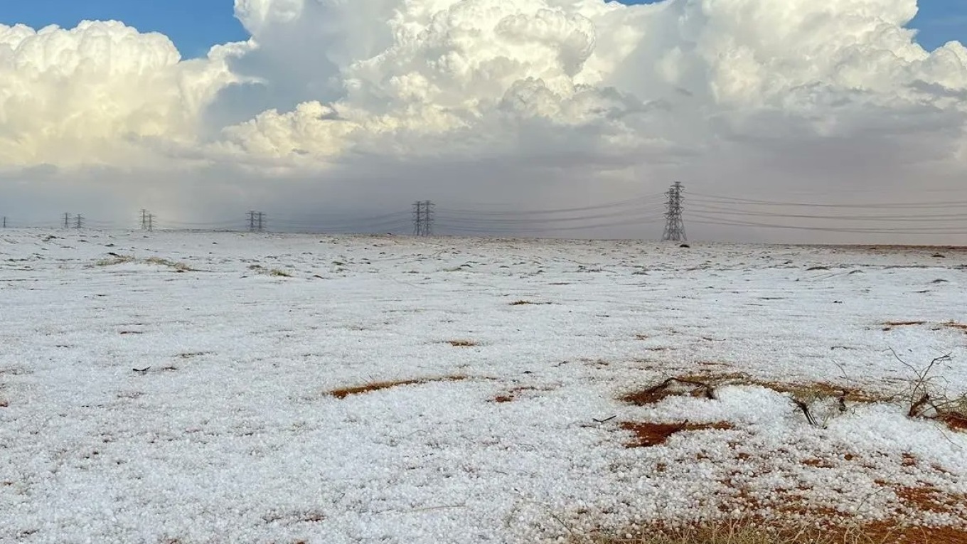 Σπάνιο φαινόμενο: Χιόνισε στη Σαουδική Αραβία, έρημος «ντύθηκε στα λευκά»