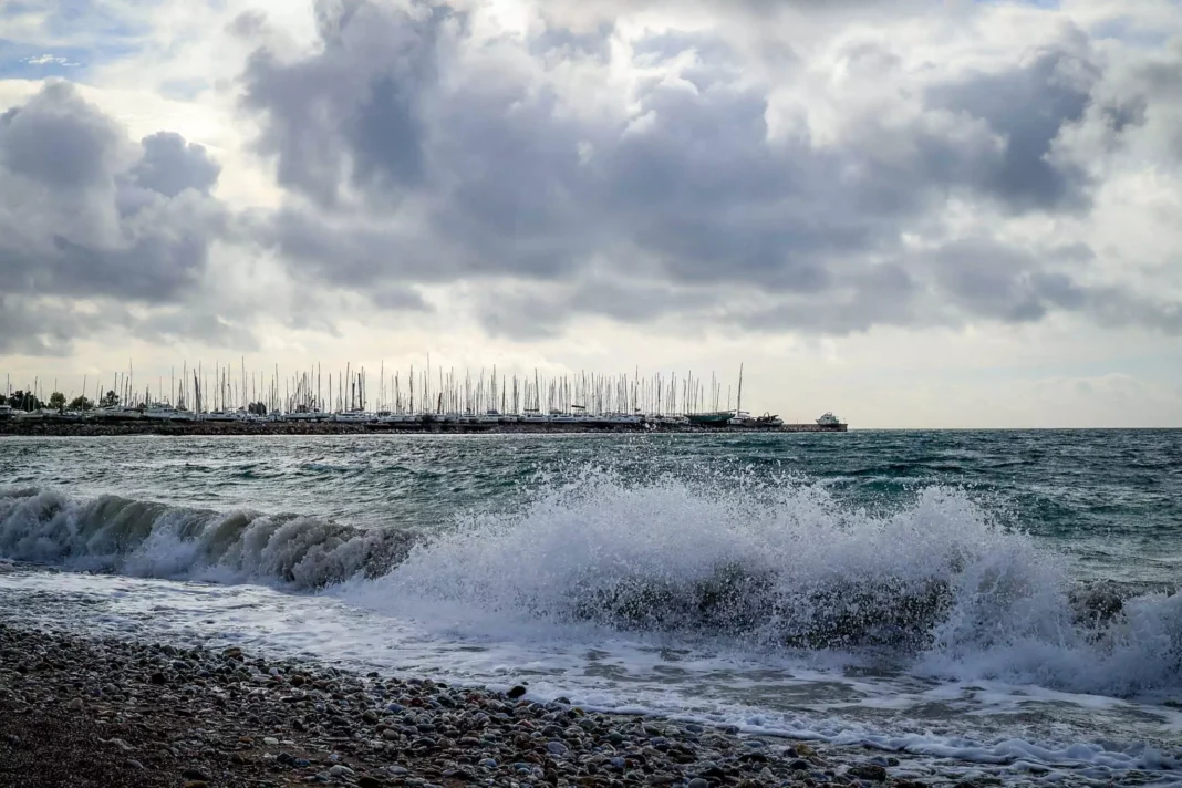 Καιρός αύριο: Λίγα σύννεφα με θερμοκρασίες έως 24 βαθμούς και ανέμους 7 μποφόρ