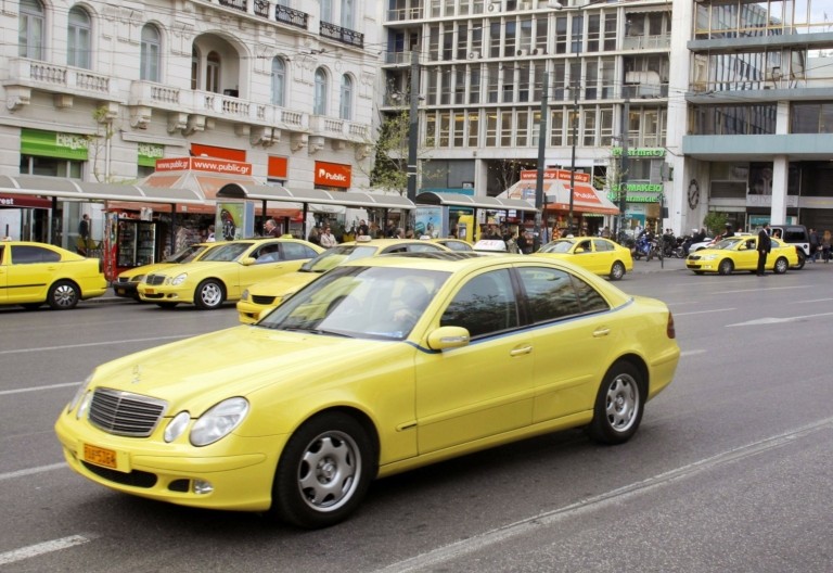 Έρχονται πρόστιμα στα ΤΑΞΙ για τα αυτοκόλλητα από Δευτέρα 18/11