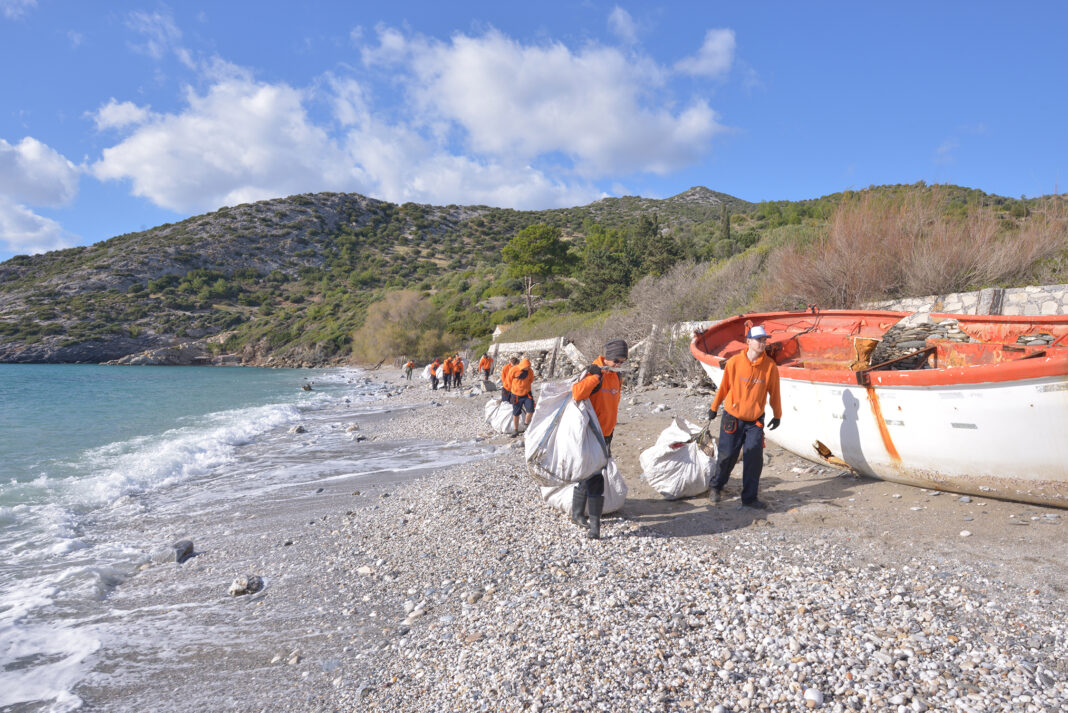 Εντυπωσιακό ποσοστό βελτίωσης των επιβαρυμένων ακτών της Κρήτης: Ο δεύτερος κύκλος παράκτιων καθαρισμών του «Τυφώνα»