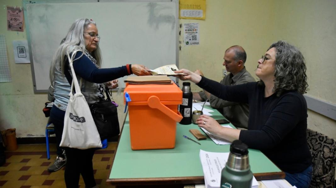 Ουρουγουάη: Στις κάλπες οι ψηφοφόροι για τον δεύτερο γύρο των προεδρικών εκλογών