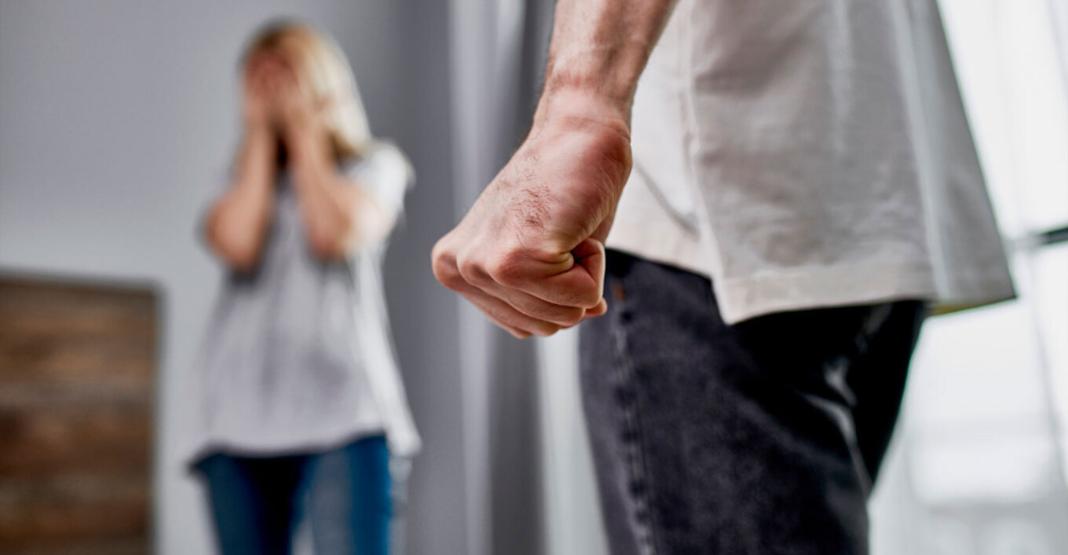 Πήγε μεθυσμένος στο σπίτι της πρώην του και την απείλησε μπροστά στα παιδιά τους