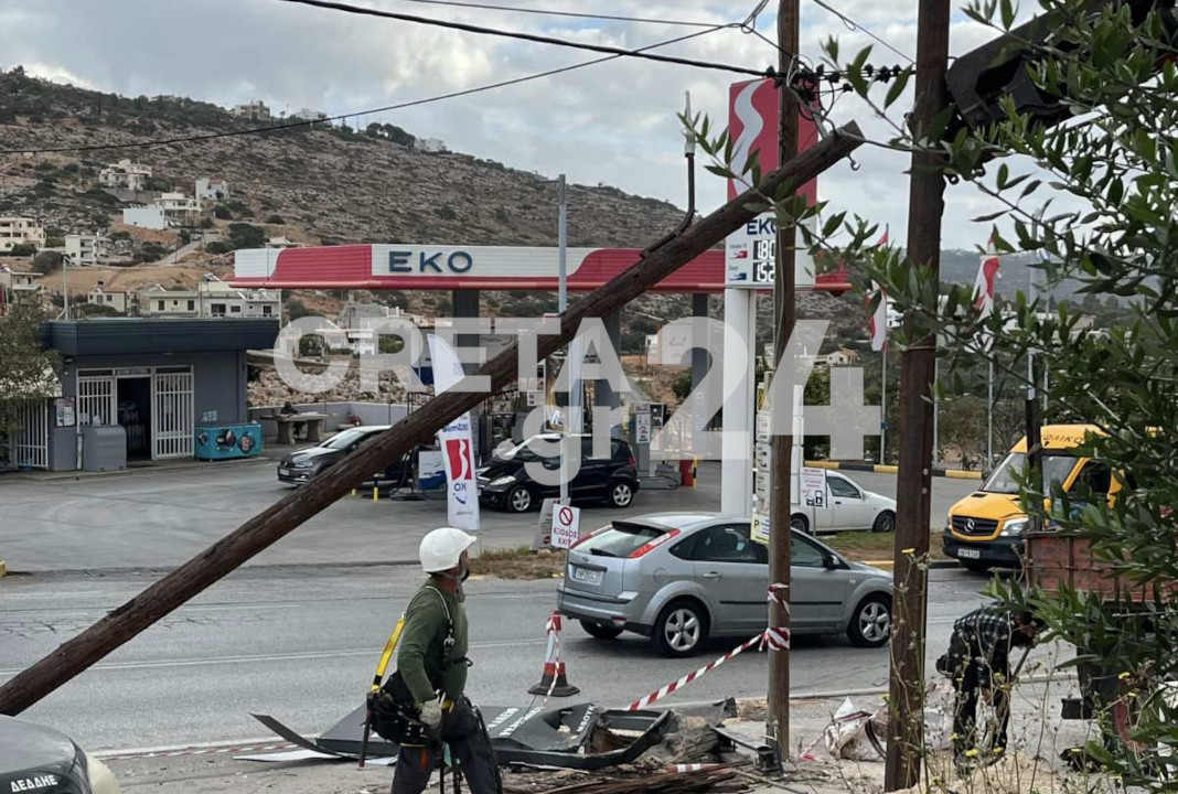 Kρήτη: Αυτοκίνητο «ξερίζωσε» στύλο φωτισμού