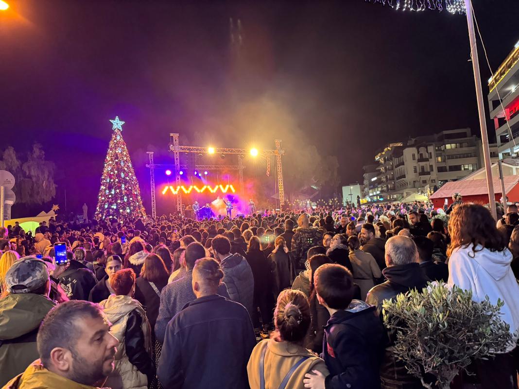 Χιλιάδες κόσμου στην εκδήλωση φωταγώγησης του Χριστουγεννιάτικου δέντρου του Δήμου Ηρακλείου – Εντυπωσίασαν τα αθόρυβα πυροτεχνήματα