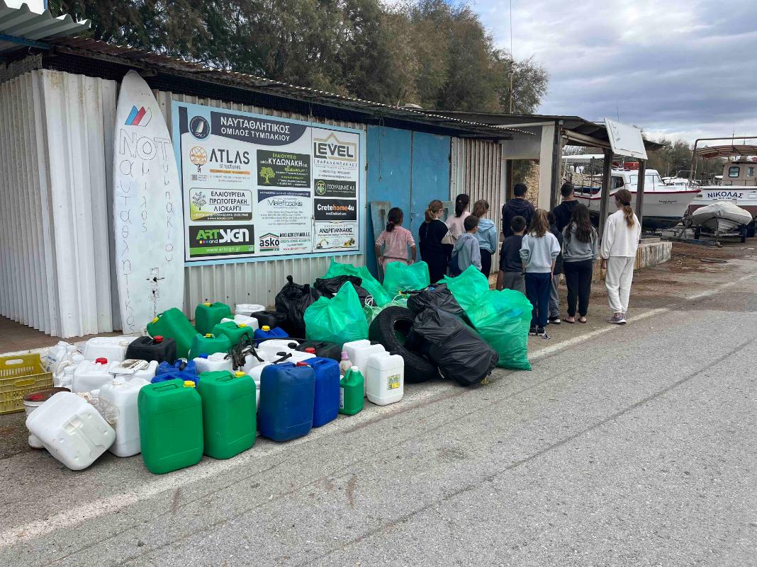 Οι αθλητές του Ναυτικού Ομίλου Τυμπακίου καθάρισαν το παραλιακό μέτωπο του Κόκκινου Πύργου