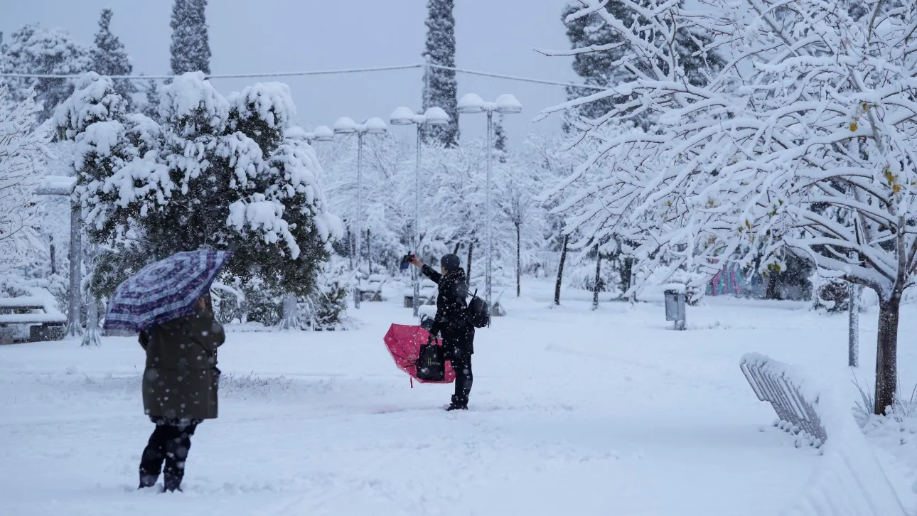 «Τσουχτερό» κρύο, πυκνές χιονοπτώσεις, ισχυρές βροχές: «Σαρώνει» τη χώρα η κακοκαιρία