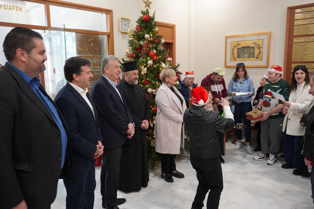 Τα κάλαντα των Χριστουγέννων έψαλαν σήμερα στον Περιφερειάρχη Κρήτης τα παιδιά του Κέντρου Ειδικών Παιδιών «Ο Αγ. Σπυρίδων»