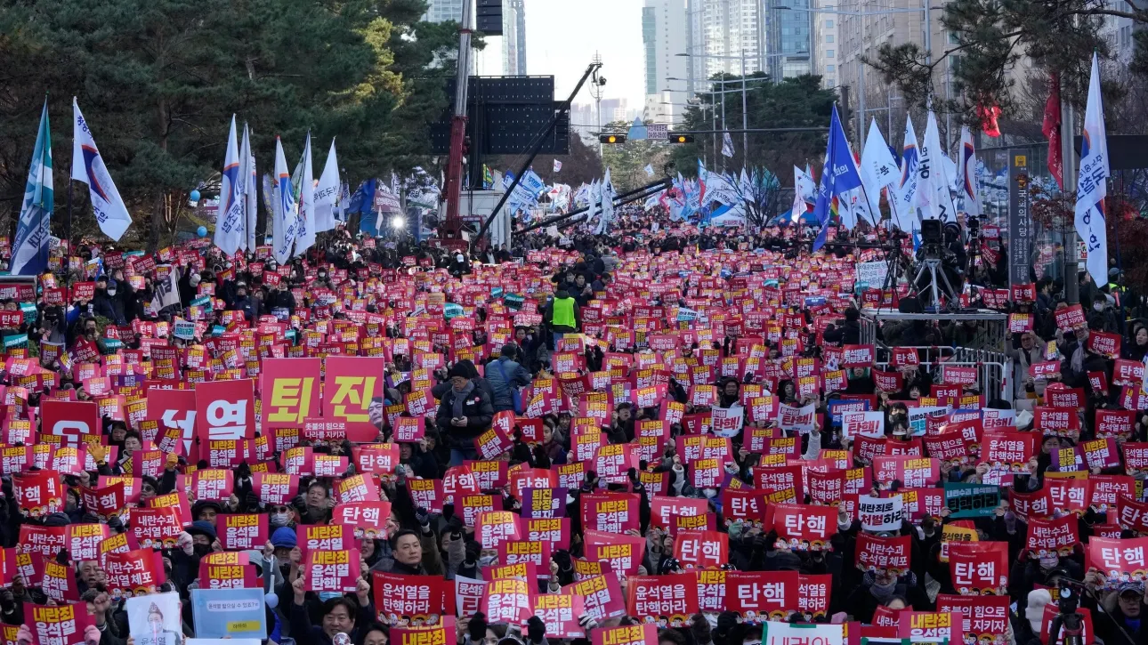 Νότια Κορέα: Χιλιάδες διαδηλωτές έξω από το κοινοβούλιο όπου συζητείται η καθαίρεση του προέδρου