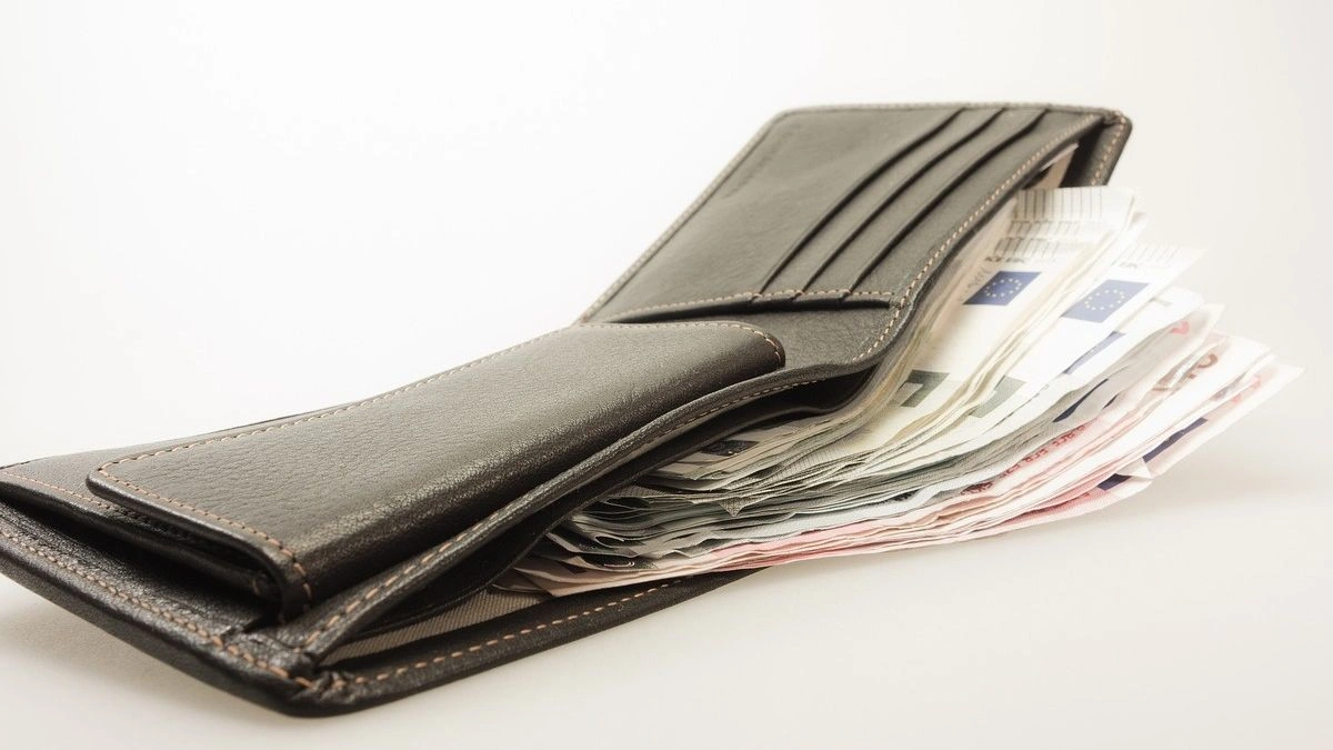 Δώρο Χριστουγέννων: Αντίστροφη μέτρηση για την καταβολή του – Πώς να το υπολογίσετε