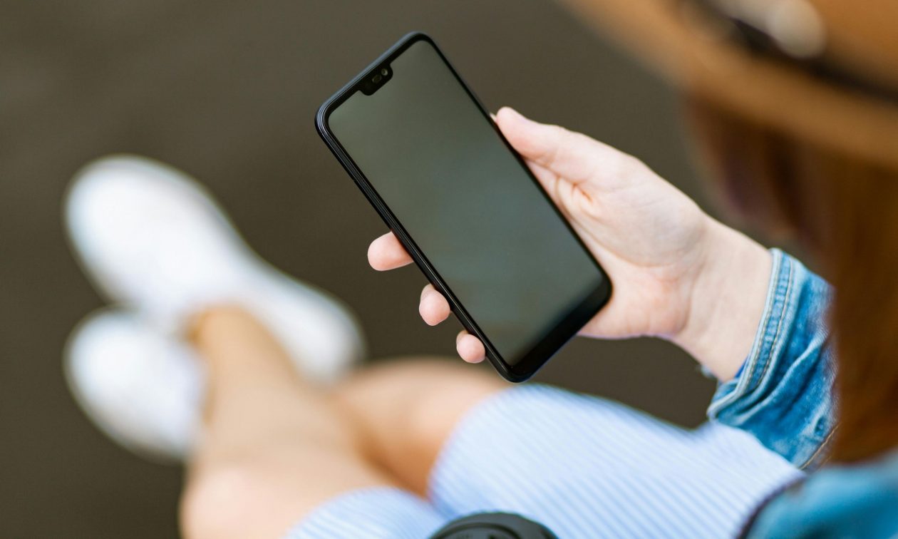 Κινητό εξερράγη κατά τη διάρκεια φόρτισης – Πήρε φωτιά το στρώμα και έπαθε έγκαυμα ο ιδιοκτήτης του!