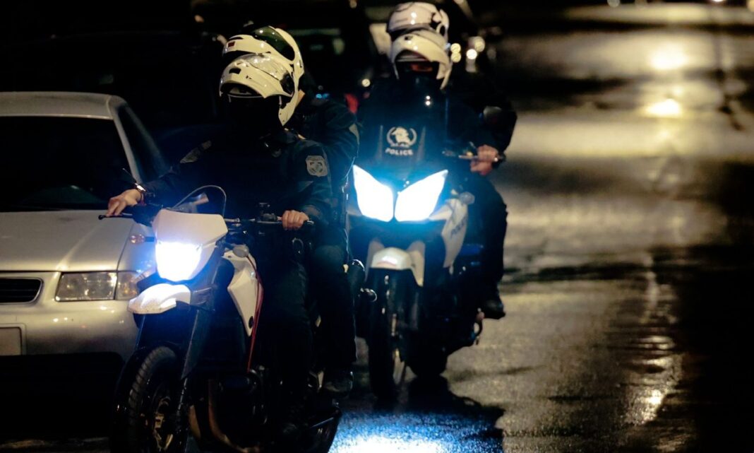 Μεθυσμένος οδηγός παρέσυρε σταθμευμένα μηχανάκια