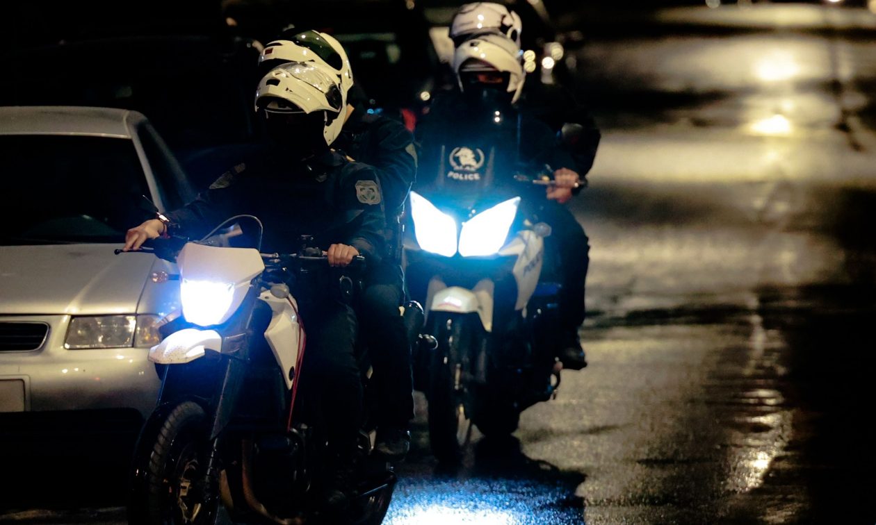 Μεθυσμένος οδηγός παρέσυρε σταθμευμένα μηχανάκια