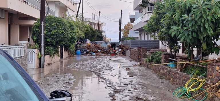 Παλεύουν να καθαρίσουν τις περιουσίες τους από τις λάσπες – Αγώνας δρόμου από τις αρχές για καταγραφή ζημιών και αποζημιώσεις