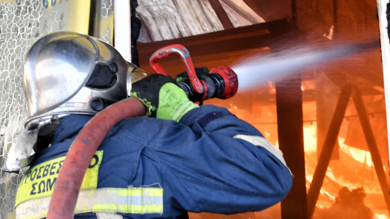 Πυρκαγιά σε σκεπή σπιτιού – Τραυματίστηκε πυροσβέστης