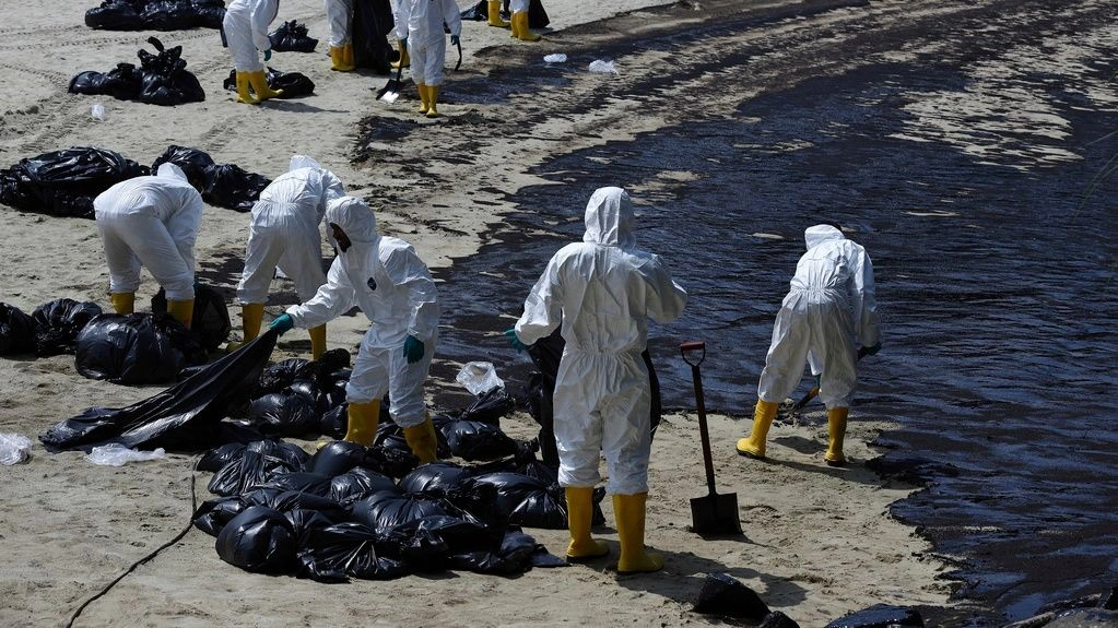 Ρώσοι επιστήμονες επικρίνουν την απάντηση της Μόσχας για την πετρελαιοκηλίδα