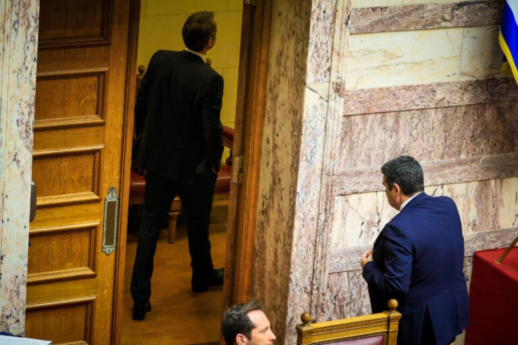Αποχώρησε από τη Βουλή λόγω πόνου στη μέση ο Κ. Μητσοτάκης