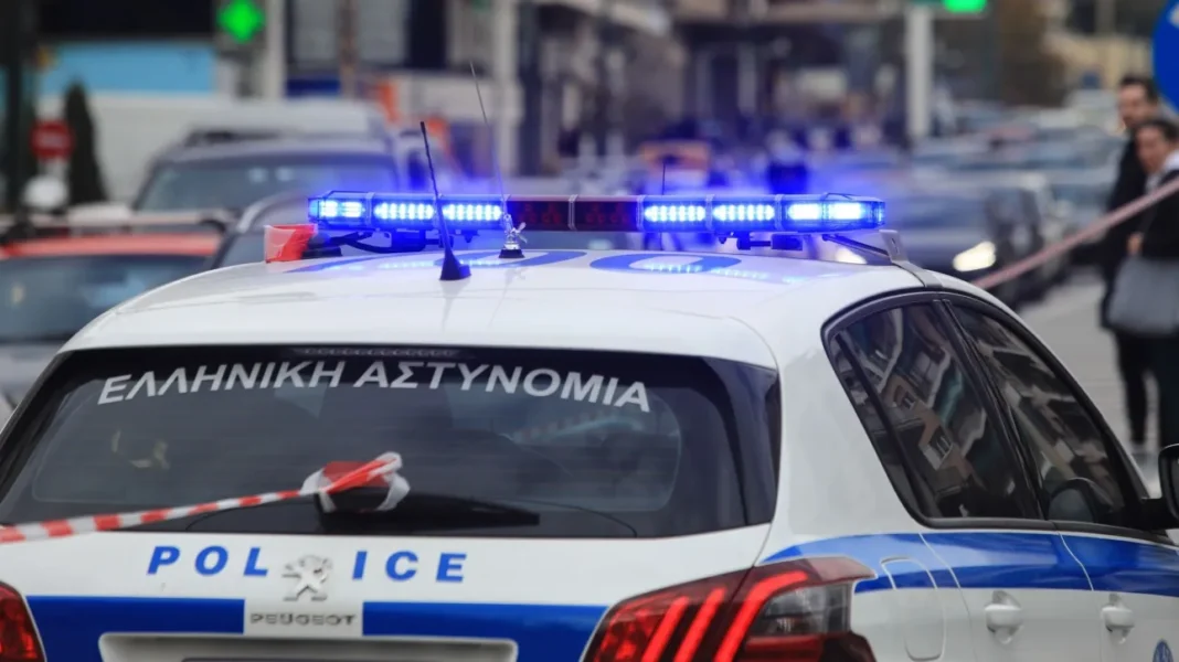 Εμπρησμός σε φορτηγάκια των ΕΛΤΑ τα ξημερώματα – Καταστράφηκαν τέσσερα οχήματα