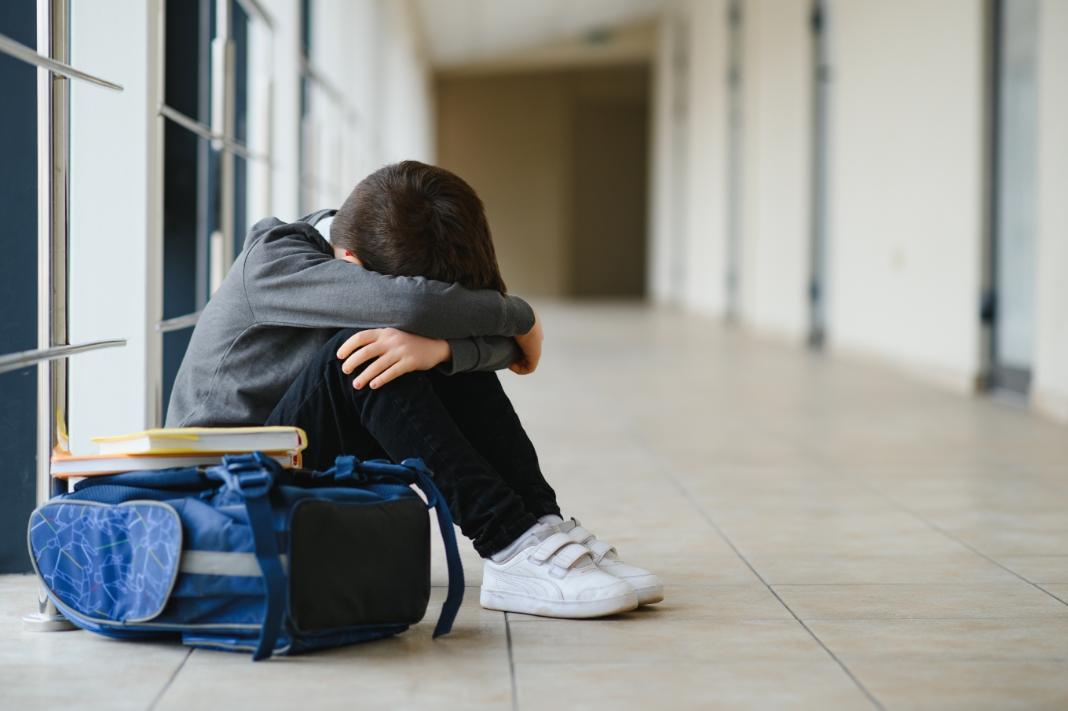 Σε επιμελητή ανηλίκων για δύο χρόνια η επιμέλεια των δύο 17χρονων που επιτέθηκαν σε 12χρονο και τον ξύρισαν με φαλτσέτα