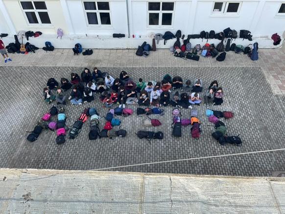 Μουσικό Σχολείο Ηρακλείου: Μαθητές σχημάτισαν με τσάντες τα ονόματα του Αλέξανδρου Γρηγορόπουλου και του Βασίλη Μάγγου