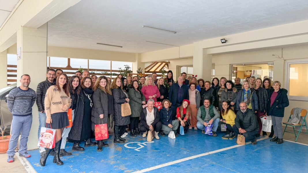 Χριστουγεννιάτικη μαγεία πλημμύρισε τη Διεύθυνση Πρωτοβάθμιας Εκπαίδευσης Ηρακλείου στην φετινή ανταλλαγή δώρων