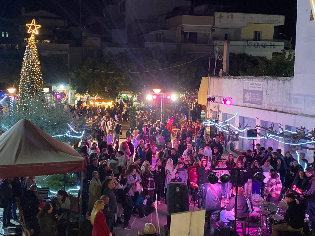 Μαγική Βραδιά στη Φωταγώγηση του Χριστουγεννιάτικου Δέντρου στις Μοίρες