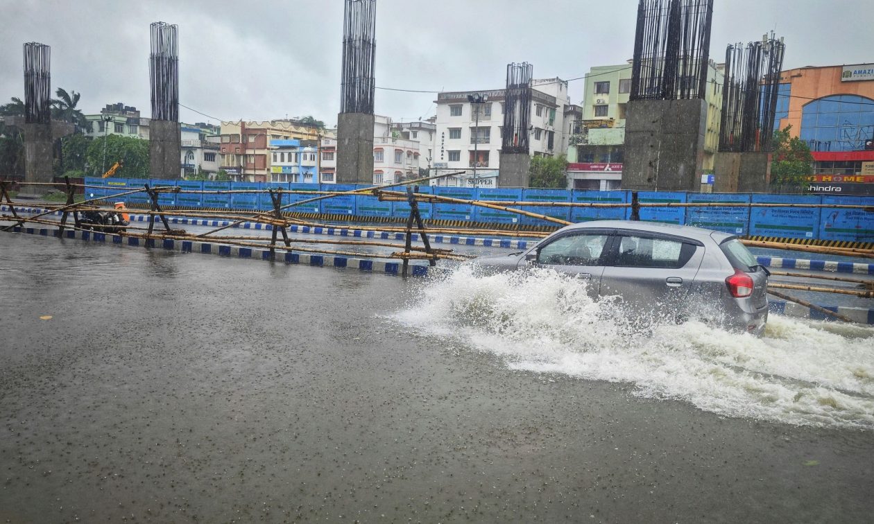 Αυτό είναι το πρόστιμο άμα βρέξετε πεζό με το αυτοκίνητό σας