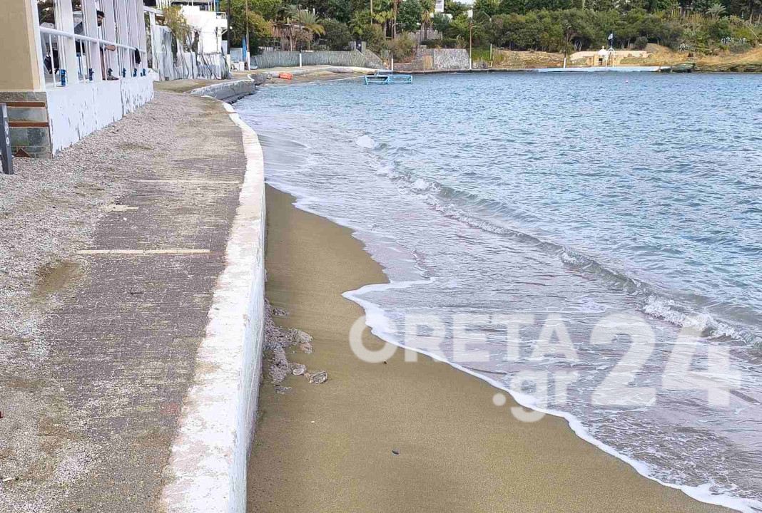 Παραλία Αγίας Πελαγίας: SOS λόγω διάβρωσης – «Δεν μπορεί να μπει ούτε μια ξαπλώστρα», λέει ο Δήμαρχος Μαλεβιζίου