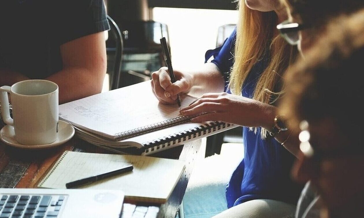 Επίδομα 400 ευρώ και μηνιαίος μισθός 1.118 ευρώ: Ποιοι οι δικαιούχοι