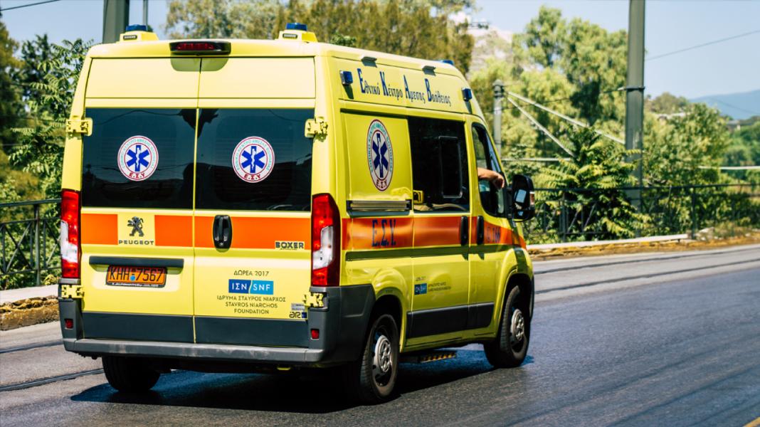 Νεαρή κοπέλα κατέρρευσε στη μέση του δρόμου μετά από κατανάλωση αλκοόλ
