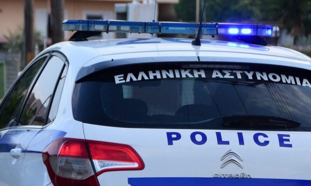 Χειροπέδες σε 72χρονο για κλοπή πορτοφολιού σε στάση λεωφορείoυ