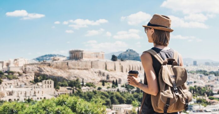 Η Ελλάδα ανταγωνίζεται την Ισπανία σε τουριστικά έσοδα